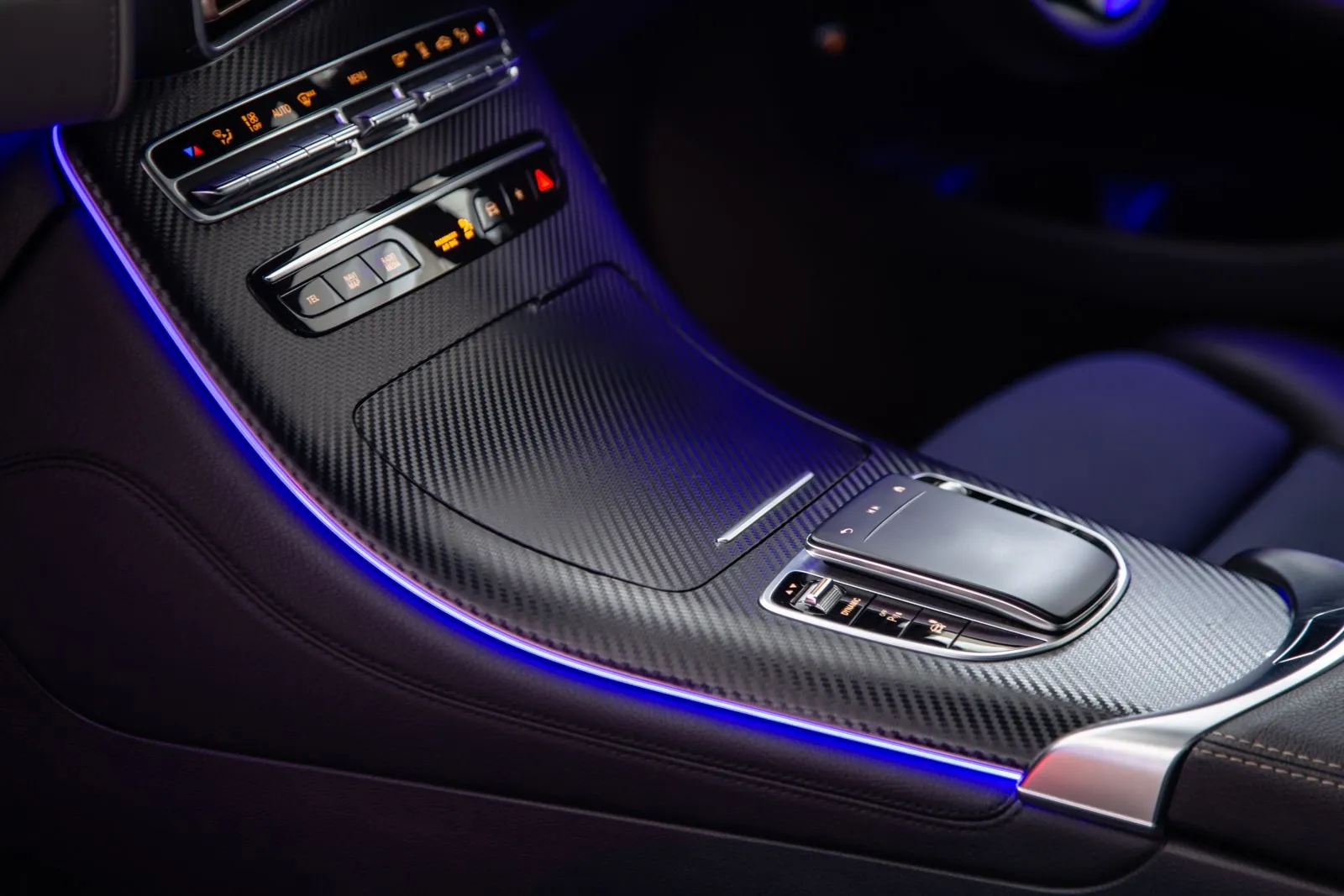 Consola de un coche con una tira de luz ambiental LED morada