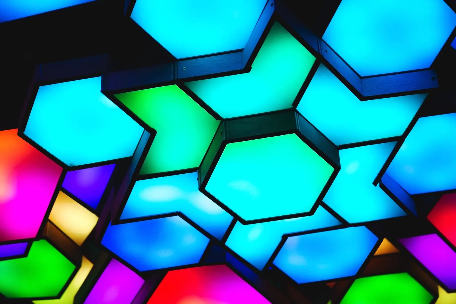 Paneles de luz hexagonales encendidos en azul, verde, rosa y amarillo