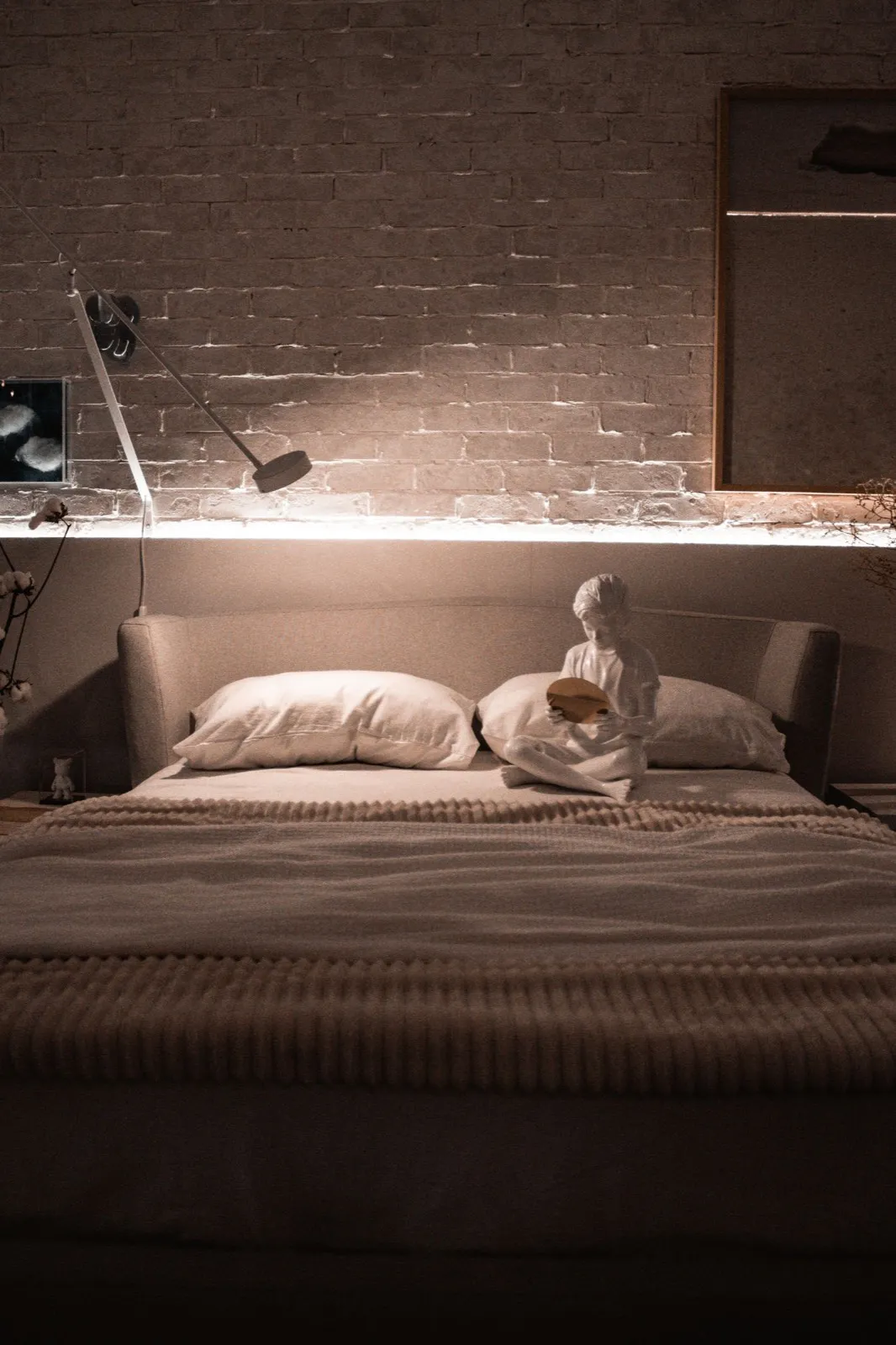 Cama con tira LED cálida instalada en la repisa sobre el cabecero